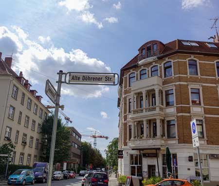Straßenschild Alte Döhrener Straße in Hannover Südstadt/Döhren vor Gründerzeit-Eckhaus – Einsatzgebiet Schlüsseldienst