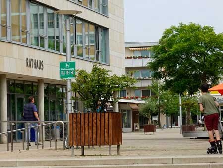 Rathausplatz Hemmingen mit Rathaus und Fußgängerzone – Einsatzort Schlüsseldienst südlich von Hannover